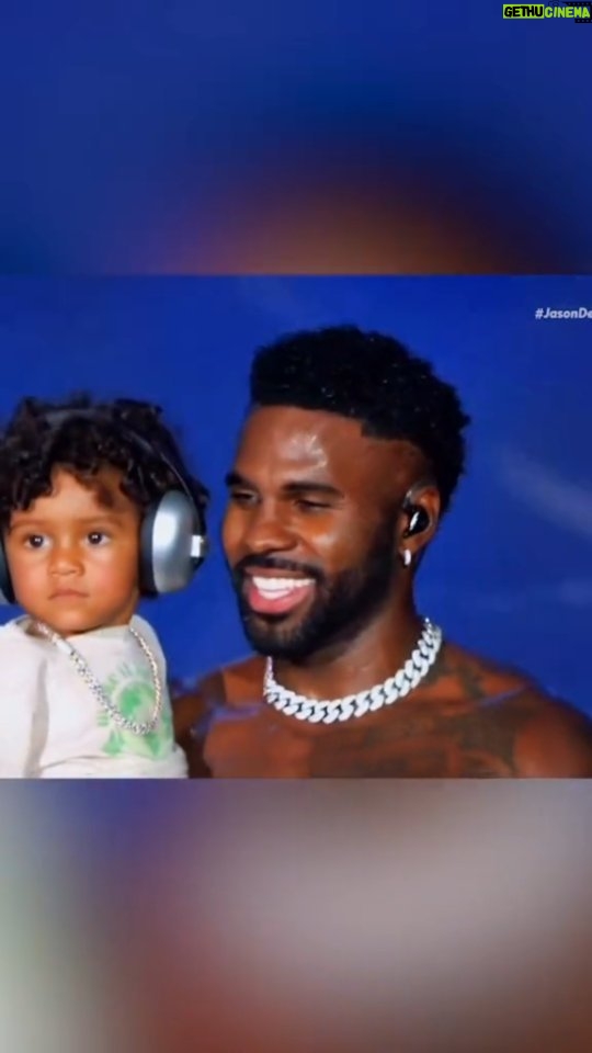 Jason Derulo Instagram - Bubba's first time on stage @jasonking