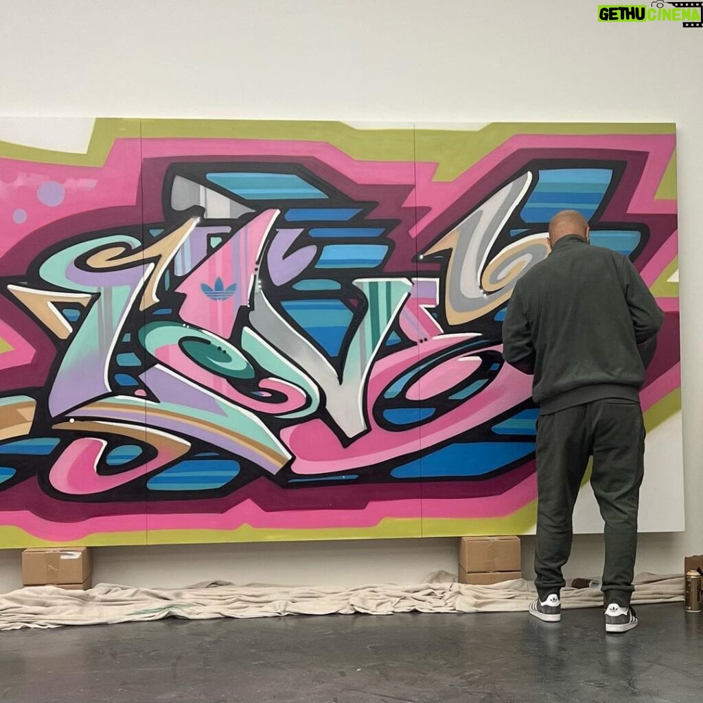 Jason Statham Instagram - A massive respect to @mrgoldie putting the paint on live and letting us listen in to stories from the graffiti days! 💥 An incredible show…..Beyond The Streets @saatchi_gallery @rogergastman