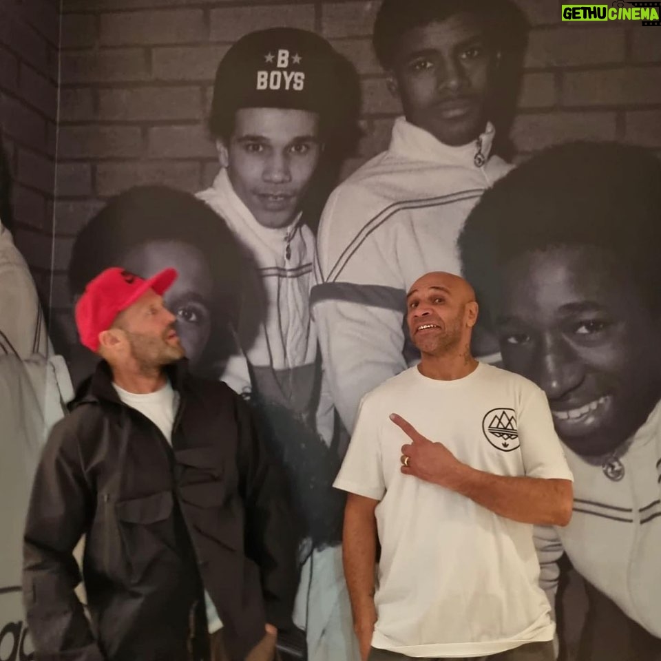 Jason Statham Instagram - A massive respect to @mrgoldie putting the paint on live and letting us listen in to stories from the graffiti days! 💥 An incredible show…..Beyond The Streets @saatchi_gallery @rogergastman