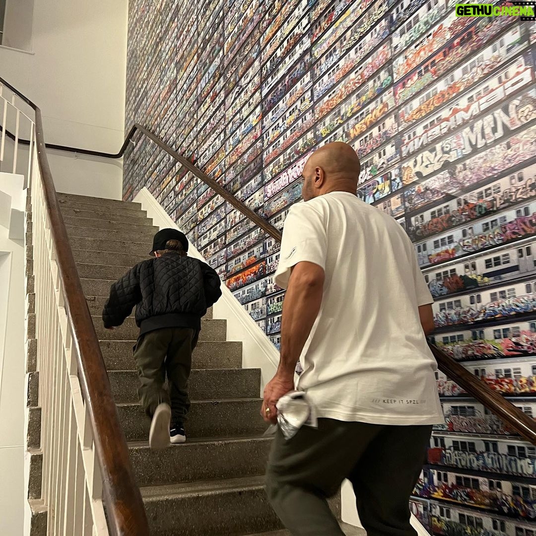 Jason Statham Instagram - A massive respect to @mrgoldie putting the paint on live and letting us listen in to stories from the graffiti days! 💥 An incredible show…..Beyond The Streets @saatchi_gallery @rogergastman