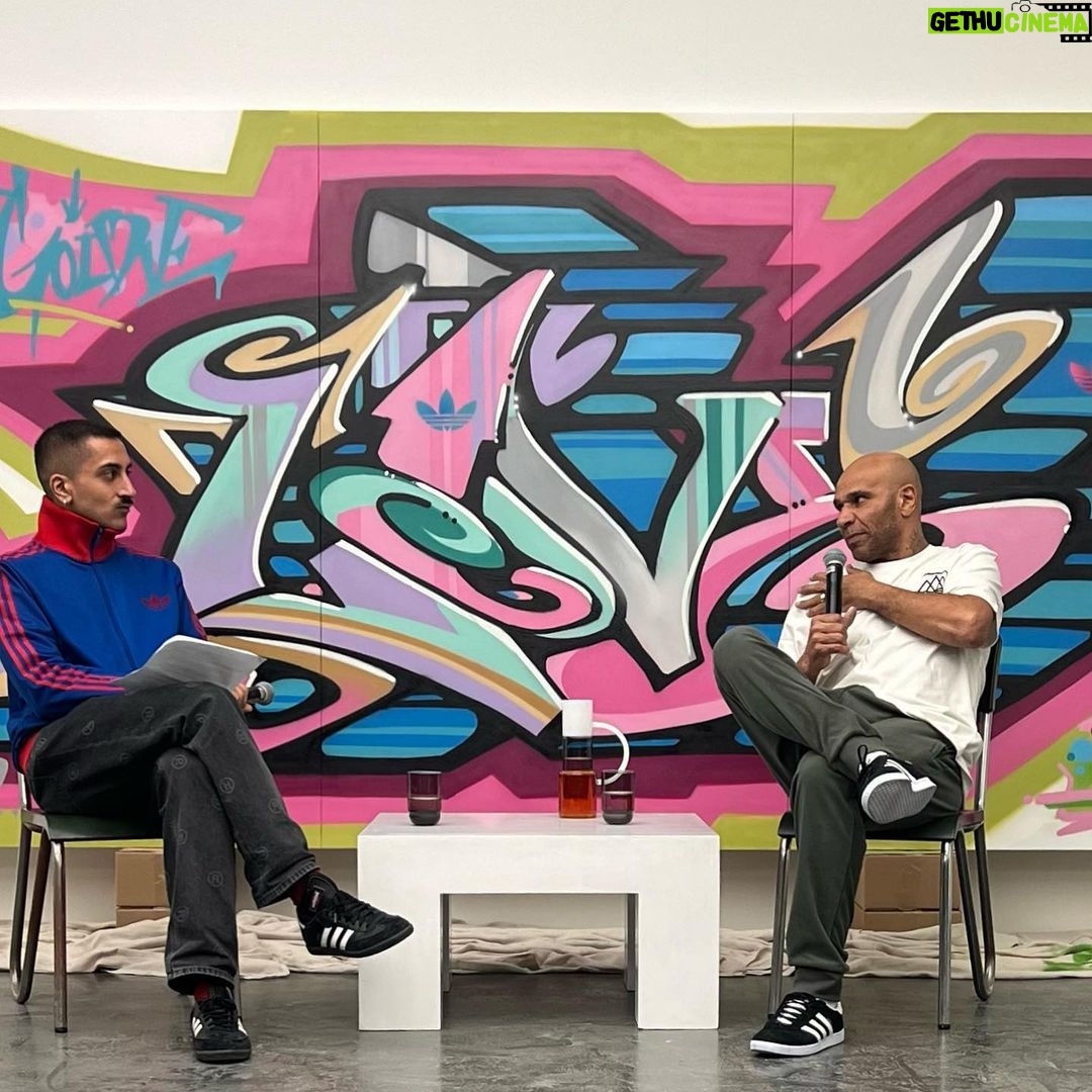 Jason Statham Instagram - A massive respect to @mrgoldie putting the paint on live and letting us listen in to stories from the graffiti days! 💥 An incredible show…..Beyond The Streets @saatchi_gallery @rogergastman