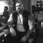 Jason Statham Instagram - @eddiehallwsm No human can visualise the impossible like this man. When Eddie lifted 500kilos off the ground he beat the world record by almost 80lbs. This crushed and annihilated all before it. Most records are beaten by a slice, a kilo or two at most. This one was superhuman strength like we’ve never seen! Eddie re writes the history books, and continues to set goals. Massive respect to the man, and a privilege to spend some time together. #expendables4 📸@danielsmithphotography