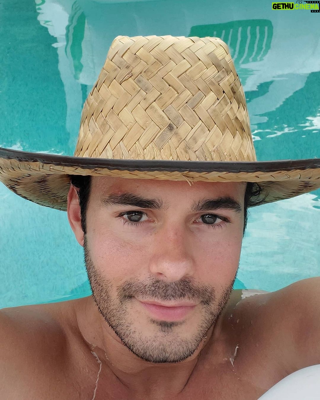 Jayson Blair - 3.3K Likes - Take me back to the desert!
Also, this photo series of @henrydeblouw throwing his phone in the pool as a if it were a basketball is 🤣