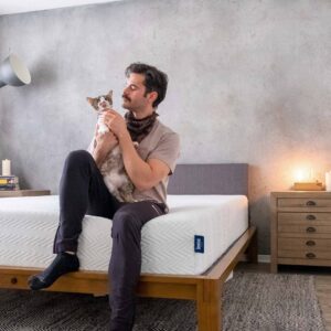 Jayson Blair Instagram - Clarence, lick your lips if you LOVE your new @leesasleep ✔
After months of trying to figure out what mattress I wanted, I couldn't be happier to support a company that meets the highest social and environmental standards. They also  donate 1 mattress for every 10 purchased to a child in need. And the coils... oooooo baby, these micro coils on top of the 1,000 + springs really GETS ME GOING.  To clarify, "gets me going" = helps me SLEEP😝 Clarence and I loooove it. Early birthday present of my dreams. Pun intended.