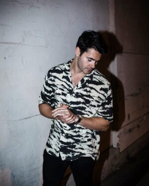 Jayson Blair Instagram - Cant seem to shake my shadow this week. Also, send me all the Hawaiian shirts. I think it's the only thing I'm going to wear for the rest of my life😂
Top @allsaints
Pants @levismadeandcrafted
📷 @photosbybeech