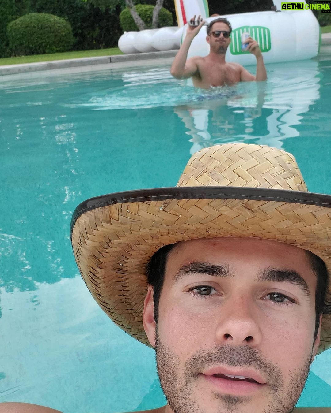 Jayson Blair - 3.3K Likes - Take me back to the desert!
Also, this photo series of @henrydeblouw throwing his phone in the pool as a if it were a basketball is 🤣