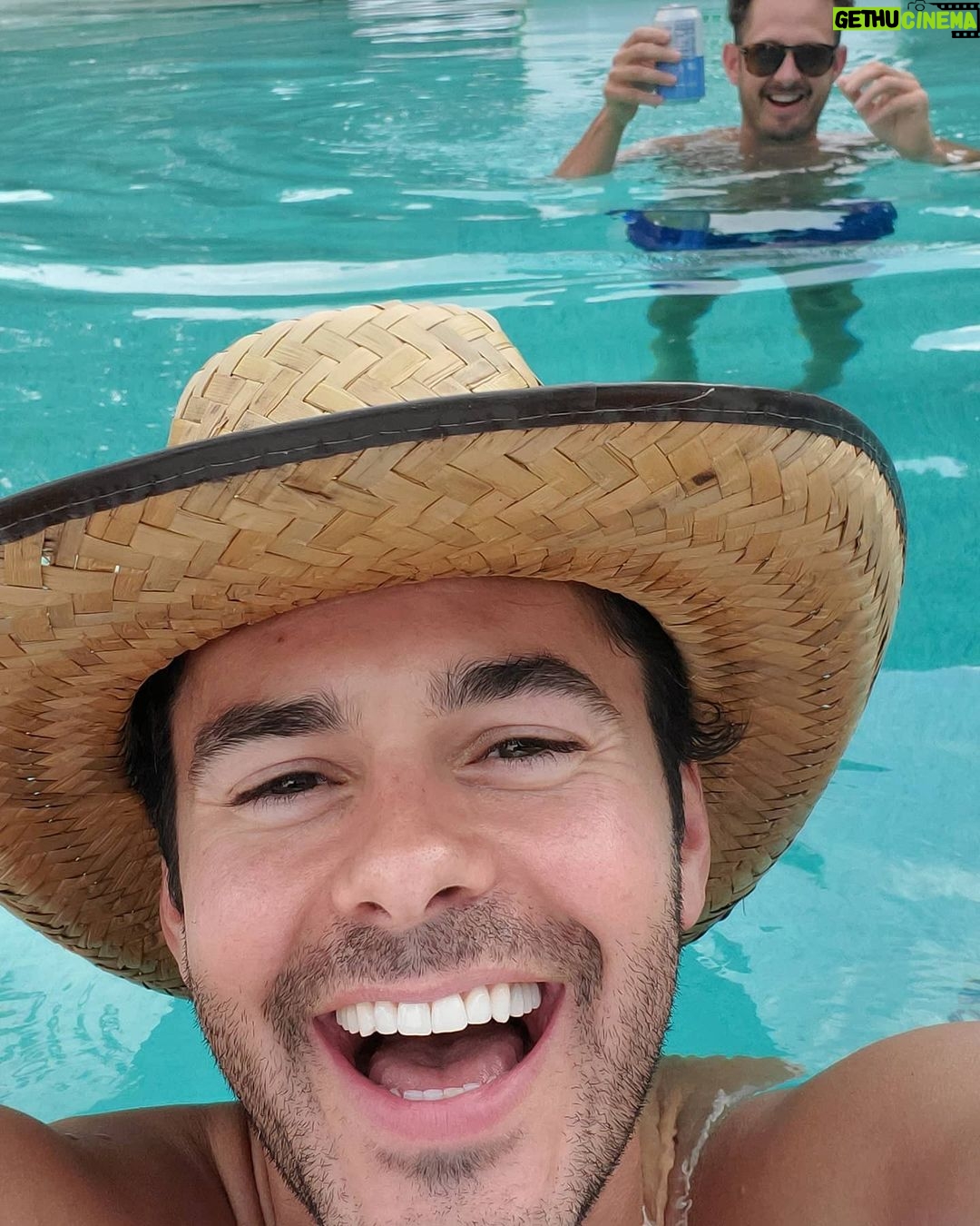 Jayson Blair - 3.3K Likes - Take me back to the desert!
Also, this photo series of @henrydeblouw throwing his phone in the pool as a if it were a basketball is 🤣
