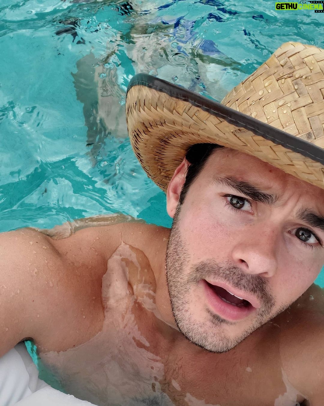 Jayson Blair - 3.3K Likes - Take me back to the desert!
Also, this photo series of @henrydeblouw throwing his phone in the pool as a if it were a basketball is 🤣