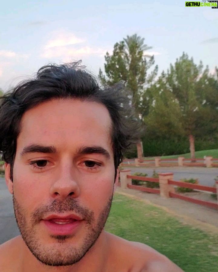 Jayson Blair - 3.3K Likes - Take me back to the desert!
Also, this photo series of @henrydeblouw throwing his phone in the pool as a if it were a basketball is 🤣