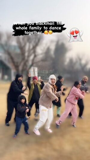 Jazz Sodhi Instagram - Family trip to Kashmir 🥳🎁💞🎉🍾🎊