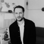Jean-Baptiste Toussaint Instagram - Même si je pense être plus à l’aise derrière un appareil que devant j’aime beaucoup ces photos argentiques prises par la talentueuse @isariert .