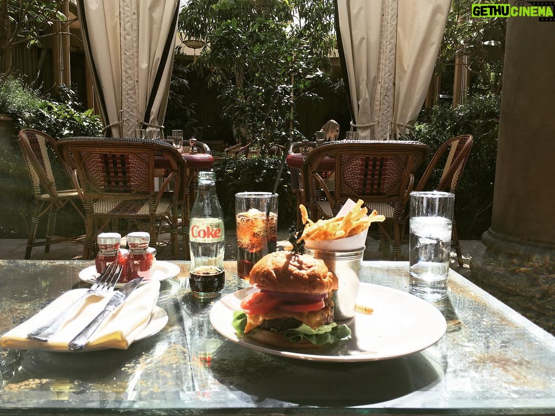 Jean-Baptiste Toussaint Instagram - Déjeuner en amoureux au Château Marmont avec @guiguiguipop Chateau Marmont