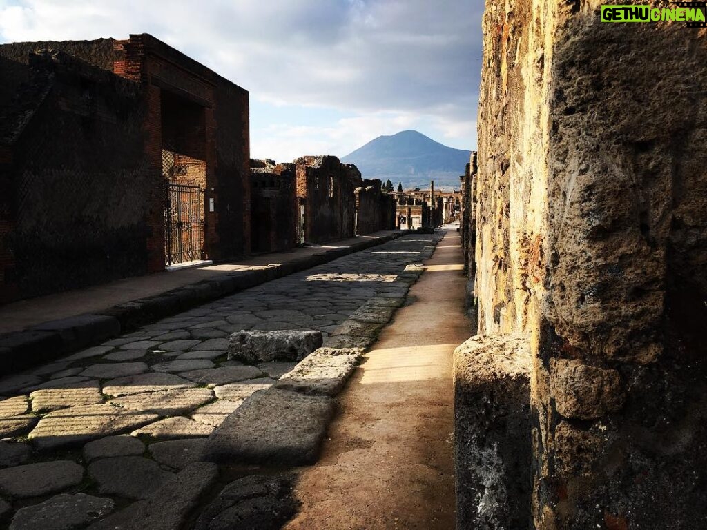 Jean-Baptiste Toussaint Instagram - Aller à Pompeï c’est comme avoir une Delorean et programmer le tableau de bord sur -600 av. JC. Tout est pratiquement intact.