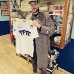 Jean-Baptiste Toussaint Instagram - Dimanche 3 Avril 2022 je vais réaliser un petit rêve en devenant le temps d’un match sponsor maillot de mon club d’enfance, Drancy, contre mon club de cœur, le Paris Saint Germain. Ça fait quelques mois qu’on prépare ça. Il y aura bientôt 93 maillots collector en vente et je suis fier de vous le présenter aujourd’hui. Il a une petite vibe maillot d’Auxerre époque Cissé, Boumsong, Mexès. Je suis ravi. Drancy, France