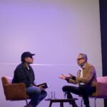 Jean-Baptiste Toussaint Instagram - Pour la première fois, un TABS va être raconté par le sujet lui même. En l’occurrence Jeff Goldblum. Jamais je n’aurais cru cela possible quand j’ai posté le premier épisode de ce format il y a quelques années. Cet acteur, je l’ai admiré dans La Mouche, Jurassic Park, Independence Day, The Big Chill et tant d’autres films. Il a été adorable avec moi et d’une élégance folle. J’en ai profité pour ressortir mon vieil appareil et le prendre en photo. J’en ai également profité en lui glissant une affiche de La Mouche à signer. Affiche qui trônait dans ma chambre d’ado. L’épisode sort demain. Pratiquement 30mns d’infos croustillantes racontées en partie par Jeff Goldblum. Hâte que vous voyez ça. Enfin, j’ai conscience que tout cela est également possible grâce à votre présence indéfectible depuis toutes ces années. Alors merci 💙