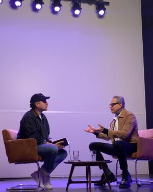 Jean-Baptiste Toussaint Instagram - Pour la première fois, un TABS va être raconté par le sujet lui même. En l’occurrence Jeff Goldblum. Jamais je n’aurais cru cela possible quand j’ai posté le premier épisode de ce format il y a quelques années. Cet acteur, je l’ai admiré dans La Mouche, Jurassic Park, Independence Day, The Big Chill et tant d’autres films. Il a été adorable avec moi et d’une élégance folle. J’en ai profité pour ressortir mon vieil appareil et le prendre en photo. J’en ai également profité en lui glissant une affiche de La Mouche à signer. Affiche qui trônait dans ma chambre d’ado.

L’épisode sort demain. Pratiquement 30mns d’infos croustillantes racontées en partie par Jeff Goldblum. Hâte que vous voyez ça. 

Enfin, j’ai conscience que tout cela est également possible grâce à votre présence indéfectible depuis toutes ces années.

Alors merci 💙