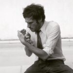 Jean-Baptiste Toussaint Instagram - James Dîne. ( tous les soirs, à 20h précises. Sinon il se fait engueuler par sa mère parce que c’est froid ).
