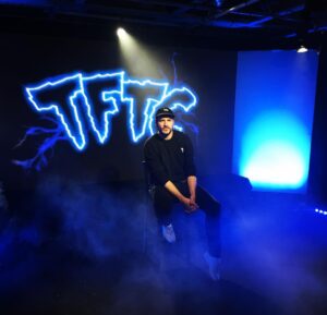 Jean-Baptiste Toussaint Instagram - Tournage de la dernière vidéo de l’année ( les meilleurs films et albums de 2018 ). Cette année fut très belle pour TFTC. Et tout ça c’est en grande partie grâce à vous 💙🖤
