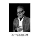 Jean-Baptiste Toussaint Instagram - Pour la première fois, un TABS va être raconté par le sujet lui même. En l’occurrence Jeff Goldblum. Jamais je n’aurais cru cela possible quand j’ai posté le premier épisode de ce format il y a quelques années. Cet acteur, je l’ai admiré dans La Mouche, Jurassic Park, Independence Day, The Big Chill et tant d’autres films. Il a été adorable avec moi et d’une élégance folle. J’en ai profité pour ressortir mon vieil appareil et le prendre en photo. J’en ai également profité en lui glissant une affiche de La Mouche à signer. Affiche qui trônait dans ma chambre d’ado. L’épisode sort demain. Pratiquement 30mns d’infos croustillantes racontées en partie par Jeff Goldblum. Hâte que vous voyez ça. Enfin, j’ai conscience que tout cela est également possible grâce à votre présence indéfectible depuis toutes ces années. Alors merci 💙