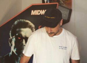 Jean-Baptiste Toussaint Instagram - Je suis heureux de vous annoncer la sortie de mon deuxième merch ! Avec @mr_ryanduggan , un dessinateur américain que j’adore, on a imaginé un vidéo club fictif TFTC. 

Il y a donc 4 t-shirts aux couleurs différentes et 4 casquettes dont deux en velours qui reprennent la catchline de Blockbuster Video : « Go Home Happy ». L’idée c’était d’imaginer ce qu’aurait pu produire comme goodies ce vidéoclub TFTC des années 90-2000. 

Vous trouverez aussi en édition limitée à seulement 200 exemplaires l’affiche sérigraphiée et dessinée par Ryan Duggan. Chaque achat de cette affiche sera accompagné d’une carte de membre plastifiée que j’ai personnellement signé.  En fonction du nombre de commandes vous recevrez également différents stickers, dont un qui fait de la lumière dans la nuit, ainsi qu’un pin’s. 

Voilà je suis hyper fier de ce nouveau merch et hyper heureux d’avoir collaboré avec un dessinateur dont j’admire le travail. L’idée c’était aussi d’upgrader le premier merch, j’en profite d’ailleurs pour remercier les nombreuses personnes qui l’ont commandé l’année dernière. 

Pour terminer je vous rappelle que cette nouvelle collection est temporaire, vous avez seulement 30 jours pour la commander. Après elle disparaîtra à tout jamais. Le lien est dans la bio. Voilà j’ai hâte de vous voir porter ces nouveaux vêtements. Je vous 💙

Model : @clara_rbnt 
Photos : @traphic.fr