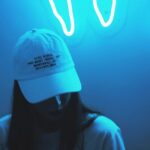 Jean-Baptiste Toussaint Instagram - Je suis heureux de vous annoncer la sortie de mon deuxième merch ! Avec @mr_ryanduggan , un dessinateur américain que j’adore, on a imaginé un vidéo club fictif TFTC. Il y a donc 4 t-shirts aux couleurs différentes et 4 casquettes dont deux en velours qui reprennent la catchline de Blockbuster Video : « Go Home Happy ». L’idée c’était d’imaginer ce qu’aurait pu produire comme goodies ce vidéoclub TFTC des années 90-2000. Vous trouverez aussi en édition limitée à seulement 200 exemplaires l’affiche sérigraphiée et dessinée par Ryan Duggan. Chaque achat de cette affiche sera accompagné d’une carte de membre plastifiée que j’ai personnellement signé. En fonction du nombre de commandes vous recevrez également différents stickers, dont un qui fait de la lumière dans la nuit, ainsi qu’un pin’s. Voilà je suis hyper fier de ce nouveau merch et hyper heureux d’avoir collaboré avec un dessinateur dont j’admire le travail. L’idée c’était aussi d’upgrader le premier merch, j’en profite d’ailleurs pour remercier les nombreuses personnes qui l’ont commandé l’année dernière. Pour terminer je vous rappelle que cette nouvelle collection est temporaire, vous avez seulement 30 jours pour la commander. Après elle disparaîtra à tout jamais. Le lien est dans la bio. Voilà j’ai hâte de vous voir porter ces nouveaux vêtements. Je vous 💙 Model : @clara_rbnt Photos : @traphic.fr