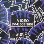 Jean-Baptiste Toussaint Instagram - Je suis heureux de vous annoncer la sortie de mon deuxième merch ! Avec @mr_ryanduggan , un dessinateur américain que j’adore, on a imaginé un vidéo club fictif TFTC. Il y a donc 4 t-shirts aux couleurs différentes et 4 casquettes dont deux en velours qui reprennent la catchline de Blockbuster Video : « Go Home Happy ». L’idée c’était d’imaginer ce qu’aurait pu produire comme goodies ce vidéoclub TFTC des années 90-2000. Vous trouverez aussi en édition limitée à seulement 200 exemplaires l’affiche sérigraphiée et dessinée par Ryan Duggan. Chaque achat de cette affiche sera accompagné d’une carte de membre plastifiée que j’ai personnellement signé. En fonction du nombre de commandes vous recevrez également différents stickers, dont un qui fait de la lumière dans la nuit, ainsi qu’un pin’s. Voilà je suis hyper fier de ce nouveau merch et hyper heureux d’avoir collaboré avec un dessinateur dont j’admire le travail. L’idée c’était aussi d’upgrader le premier merch, j’en profite d’ailleurs pour remercier les nombreuses personnes qui l’ont commandé l’année dernière. Pour terminer je vous rappelle que cette nouvelle collection est temporaire, vous avez seulement 30 jours pour la commander. Après elle disparaîtra à tout jamais. Le lien est dans la bio. Voilà j’ai hâte de vous voir porter ces nouveaux vêtements. Je vous 💙 Model : @clara_rbnt Photos : @traphic.fr