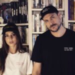 Jean-Baptiste Toussaint Instagram - Je suis heureux de vous annoncer la sortie de mon deuxième merch ! Avec @mr_ryanduggan , un dessinateur américain que j’adore, on a imaginé un vidéo club fictif TFTC. Il y a donc 4 t-shirts aux couleurs différentes et 4 casquettes dont deux en velours qui reprennent la catchline de Blockbuster Video : « Go Home Happy ». L’idée c’était d’imaginer ce qu’aurait pu produire comme goodies ce vidéoclub TFTC des années 90-2000. Vous trouverez aussi en édition limitée à seulement 200 exemplaires l’affiche sérigraphiée et dessinée par Ryan Duggan. Chaque achat de cette affiche sera accompagné d’une carte de membre plastifiée que j’ai personnellement signé. En fonction du nombre de commandes vous recevrez également différents stickers, dont un qui fait de la lumière dans la nuit, ainsi qu’un pin’s. Voilà je suis hyper fier de ce nouveau merch et hyper heureux d’avoir collaboré avec un dessinateur dont j’admire le travail. L’idée c’était aussi d’upgrader le premier merch, j’en profite d’ailleurs pour remercier les nombreuses personnes qui l’ont commandé l’année dernière. Pour terminer je vous rappelle que cette nouvelle collection est temporaire, vous avez seulement 30 jours pour la commander. Après elle disparaîtra à tout jamais. Le lien est dans la bio. Voilà j’ai hâte de vous voir porter ces nouveaux vêtements. Je vous 💙 Model : @clara_rbnt Photos : @traphic.fr