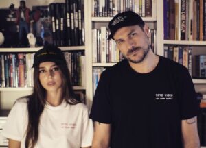 Jean-Baptiste Toussaint Instagram - Je suis heureux de vous annoncer la sortie de mon deuxième merch ! Avec @mr_ryanduggan , un dessinateur américain que j’adore, on a imaginé un vidéo club fictif TFTC. 

Il y a donc 4 t-shirts aux couleurs différentes et 4 casquettes dont deux en velours qui reprennent la catchline de Blockbuster Video : « Go Home Happy ». L’idée c’était d’imaginer ce qu’aurait pu produire comme goodies ce vidéoclub TFTC des années 90-2000. 

Vous trouverez aussi en édition limitée à seulement 200 exemplaires l’affiche sérigraphiée et dessinée par Ryan Duggan. Chaque achat de cette affiche sera accompagné d’une carte de membre plastifiée que j’ai personnellement signé.  En fonction du nombre de commandes vous recevrez également différents stickers, dont un qui fait de la lumière dans la nuit, ainsi qu’un pin’s. 

Voilà je suis hyper fier de ce nouveau merch et hyper heureux d’avoir collaboré avec un dessinateur dont j’admire le travail. L’idée c’était aussi d’upgrader le premier merch, j’en profite d’ailleurs pour remercier les nombreuses personnes qui l’ont commandé l’année dernière. 

Pour terminer je vous rappelle que cette nouvelle collection est temporaire, vous avez seulement 30 jours pour la commander. Après elle disparaîtra à tout jamais. Le lien est dans la bio. Voilà j’ai hâte de vous voir porter ces nouveaux vêtements. Je vous 💙

Model : @clara_rbnt 
Photos : @traphic.fr