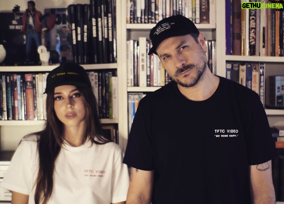 Jean-Baptiste Toussaint Instagram - Je suis heureux de vous annoncer la sortie de mon deuxième merch ! Avec @mr_ryanduggan , un dessinateur américain que j’adore, on a imaginé un vidéo club fictif TFTC. Il y a donc 4 t-shirts aux couleurs différentes et 4 casquettes dont deux en velours qui reprennent la catchline de Blockbuster Video : « Go Home Happy ». L’idée c’était d’imaginer ce qu’aurait pu produire comme goodies ce vidéoclub TFTC des années 90-2000. Vous trouverez aussi en édition limitée à seulement 200 exemplaires l’affiche sérigraphiée et dessinée par Ryan Duggan. Chaque achat de cette affiche sera accompagné d’une carte de membre plastifiée que j’ai personnellement signé. En fonction du nombre de commandes vous recevrez également différents stickers, dont un qui fait de la lumière dans la nuit, ainsi qu’un pin’s. Voilà je suis hyper fier de ce nouveau merch et hyper heureux d’avoir collaboré avec un dessinateur dont j’admire le travail. L’idée c’était aussi d’upgrader le premier merch, j’en profite d’ailleurs pour remercier les nombreuses personnes qui l’ont commandé l’année dernière. Pour terminer je vous rappelle que cette nouvelle collection est temporaire, vous avez seulement 30 jours pour la commander. Après elle disparaîtra à tout jamais. Le lien est dans la bio. Voilà j’ai hâte de vous voir porter ces nouveaux vêtements. Je vous 💙 Model : @clara_rbnt Photos : @traphic.fr