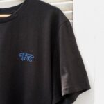Jean-Baptiste Toussaint Instagram - Vous connaissez mon amour pour les vêtements, en particulier les casquettes et les pièces d’époque tirées de films. Très souvent on m’a demandé de lancer une collection TFTC. Et bien là voici. J’ai souhaité quelque chose de très minimaliste, qui respecte les codes couleurs de la chaîne, noir et bleu. Il y a une casquette, un hoodie, un sweat et un t-shirt. Avec à chaque fois le logo brodé. Les articles sont hyper confortables, je ne voulais pas d’un truc cheap. C’est 100% bio et brodé en France. C’est une collection éphémère qui va durer 30 jours. Chaque achat vient automatiquement avec un sticker. Et si deux achats : un sticker + un pin’s très cool. Toutes les infos sur @traphic.fr . Hâte de vous croiser dans la rue, dans le métro ou à une soirée avec un vêtement TFTC 🖤💙