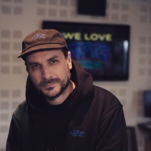 Jean-Baptiste Toussaint Instagram - Vous connaissez mon amour pour les vêtements, en particulier les casquettes et les pièces d’époque tirées de films. Très souvent on m’a demandé de lancer une collection TFTC. Et bien là voici. J’ai souhaité quelque chose de très minimaliste, qui respecte les codes couleurs de la chaîne, noir et bleu. Il y a une casquette, un hoodie, un sweat et un t-shirt. Avec à chaque fois le logo brodé. Les articles sont hyper confortables, je ne voulais pas d’un truc cheap. C’est 100% bio et brodé en France. C’est une collection éphémère qui va durer 30 jours. Chaque achat vient automatiquement avec un sticker. Et si deux achats : un sticker + un pin’s très cool. Toutes les infos sur @traphic.fr . Hâte de vous croiser dans la rue, dans le métro ou à une soirée avec un vêtement TFTC 🖤💙