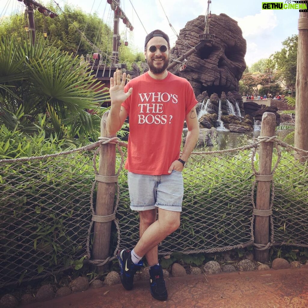 Jean-Baptiste Toussaint Instagram - Loin de moi l’envie de prétendre que je suis le boss. Je porte simplement un t-shirt très rare du tv show « Madame est servie » datant de 1989. Disneyland Park