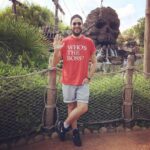 Jean-Baptiste Toussaint Instagram - Loin de moi l’envie de prétendre que je suis le boss. Je porte simplement un t-shirt très rare du tv show « Madame est servie » datant de 1989. Disneyland Park