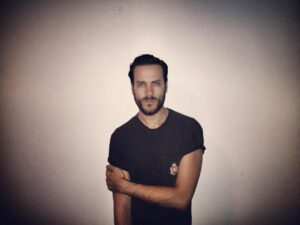 Jean-Baptiste Toussaint Instagram - Après la photo j’ai continué à tenir mon bras comme ça toute la journée.
