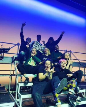 Jeanne Added Instagram - Ce soir on est 9 meufs dans ma team. 9!!!!! Sur scène et dans les coulisses. Sur 13 personnes. Et ouais bb. Et ça me fait bien de la joie et de la fierté. Love them with tout mon cœur 🫶🏼✊🏼🫶🏼 #morewomenonstage #morewomenbackstage ❤️‍🔥