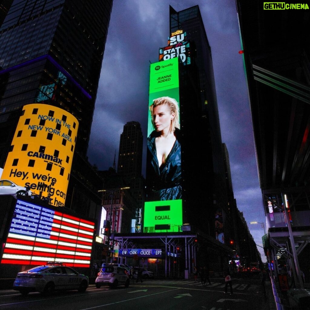 Jeanne Added Instagram - Album J - 7, Times Square New York City, 2ème soir à l’Ubu à Rennes tonight, told you, on ne se quitte plus. Merci @spotifyfrance #equal et à vendredi prochain pour BY YOUR SIDE Love 💚 Time Square New York City