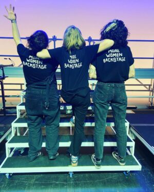 Jeanne Added Instagram - Ce soir on est 9 meufs dans ma team. 9!!!!! Sur scène et dans les coulisses. Sur 13 personnes. Et ouais bb. Et ça me fait bien de la joie et de la fierté. Love them with tout mon cœur 🫶🏼✊🏼🫶🏼 #morewomenonstage #morewomenbackstage ❤️‍🔥