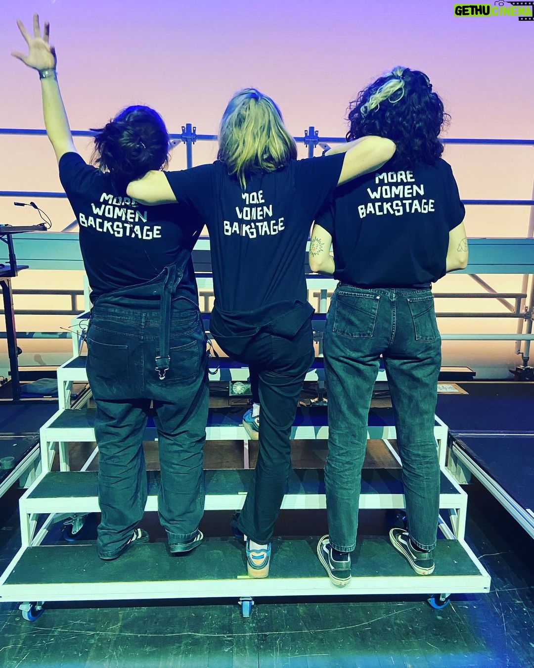 Jeanne Added - 2K Likes - Ce soir on est 9 meufs dans ma team. 9!!!!! Sur scène et dans les coulisses. Sur 13 personnes. Et ouais bb. Et ça me fait bien de la joie et de la fierté. Love them with tout mon cœur 🫶🏼✊🏼🫶🏼 #morewomenonstage #morewomenbackstage ❤️🔥