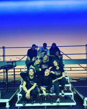 Jeanne Added Instagram - Ce soir on est 9 meufs dans ma team. 9!!!!! Sur scène et dans les coulisses. Sur 13 personnes. Et ouais bb. Et ça me fait bien de la joie et de la fierté. Love them with tout mon cœur 🫶🏼✊🏼🫶🏼 #morewomenonstage #morewomenbackstage ❤️‍🔥