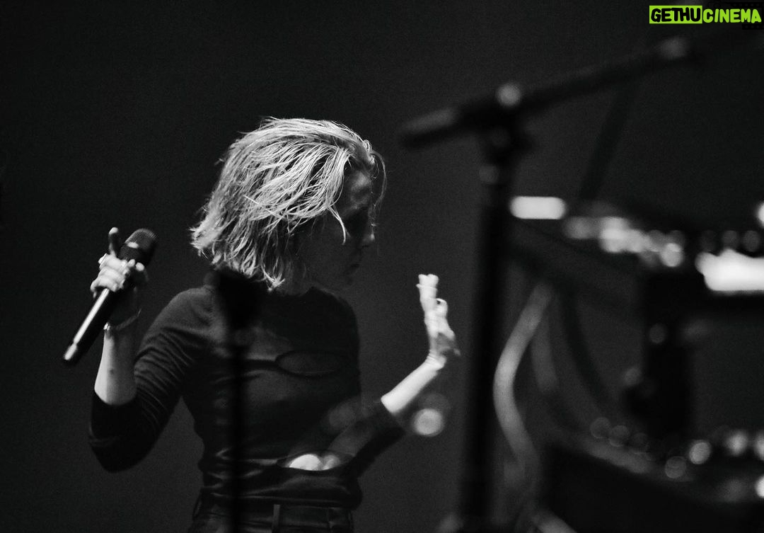 Jeanne Added Instagram - ON TOUR EVERYWHERE 🖤 merci @ben.pii pour les photos 🖤