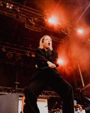 Jeanne Added Instagram - Post de nuit pour week-end bien rempli. Merci tout le monde, vraiment. Les @nuitsdefourviere de feu, Sinead o’Connor 4ever, @festivallesescales de Saint Nazaire incomparable de présence et de partage, ma team always et @melleschveux pour la vidéo parfaite👌🏼💖 Jamais blasée. Finalement impossible. Toujours cueillie. Toujours conquise. Lucky me. 🌹