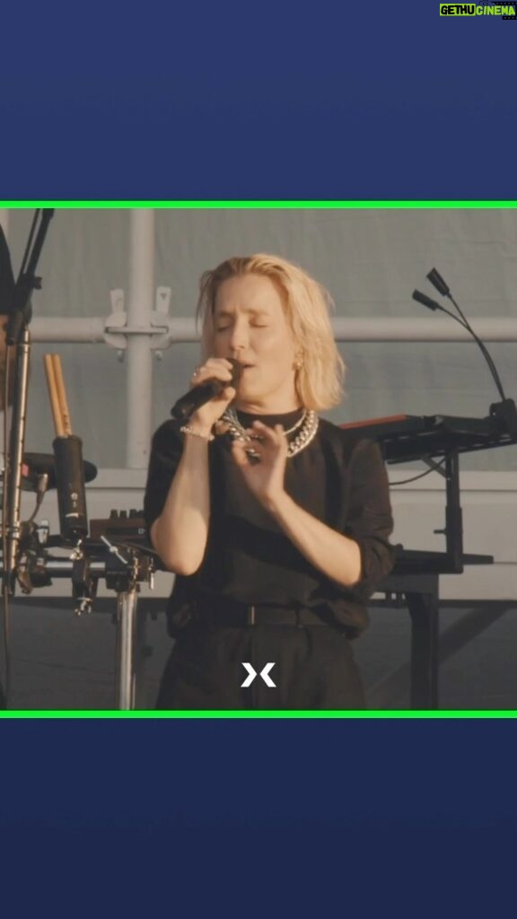 Jeanne Added Instagram - Revivez le concert de @jeanneadded aux @vieillescharruesofficiel 2023 🎤🎶 👉 lien en bio ! #charrues2023 #festival #concert #live #culturebox