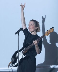 Jeanne Added Instagram - les SMAC ici en France, dans une vie de musicien.ne c’est incontournable. de la répétition à la résidence, de la résidence au concert, de l’arrivée en train, en camion, au déchargement du van ou du trailer du bus, du petit déjeuner à l’installation, du réglage lumière aux balances, du diner au concert, du concert à l’after, et de l’after au bus ou à l’hôtel. Isolée, la plupart du temps elle est un peu à l’écart pour ne pas déranger les voisins, parce qu’on y fait trop de bruit. les actions sur place, le soutien aux groupes du coin, le réseau qui permet de faire jouer toutes les tailles d’artistes, du plus soutenu au plus obscurément nécessaire. les équipes dédiées, qui viennent dire bonjour, qui sont là au concert, qui sont là aux répétitions. Nous, musicien.nes avons avons besoin des SMAC et vous, cher public, aussi. Croyez moi, notre pays sans ce tissu là, actif humain rayonnant et créatif, ce serait pas la même. Pour ce qui me concerne la liste est longue des SMAC auxquelles je dois beaucoup, de @lasirene17 à @lautrecanalnancy en passant par @paloma_nimes @le_bikini_toulouse @le106 @file7_77 et toutes les autres. Je soutiens et je remercie les SMAC, #smacforever baby. Photo @alainscherer_photographe 🙏🏼🥰