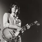 Jeff Beck Instagram – During what era did Jeff play this Gibson? #JeffBeck #JeffBeckMusic #Guitarist #musician #guitarsofinstagram #gibson #lespaul #music #tuesday #truefan #trivia