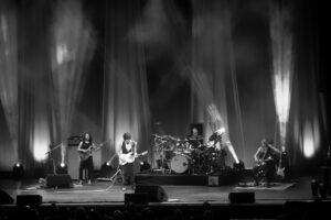 Jeff Beck Instagram - Check out these shots from last night’s show in Port Chester at @capitoltheatre! Photos: @tischmanrocks