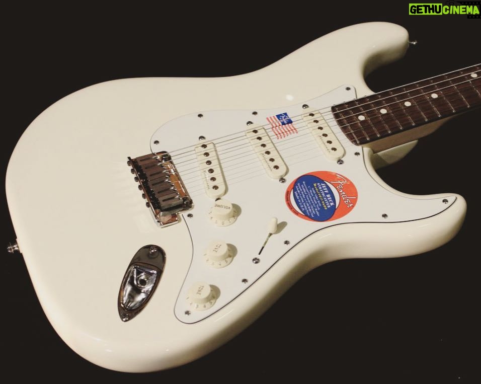 Jeff Beck Instagram - Fender Stratocaster #fender #stratocaster #jeffbeck #guitar #guitarist #musician #classicrock #rocknroll