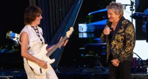 Jeff Beck Instagram - A perfect shot from Jeff Beck and Rod Stewart’s reunion set at the @hollywoodbowl
📸: @aroodphoto