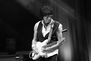 Jeff Beck Instagram - Check out these shots from last night’s show in Port Chester at @capitoltheatre! Photos: @tischmanrocks