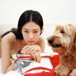 Jennie Kim Instagram - GUIRLANDE Holiday Campaign with @jacquemus 🎄🐕🎁 Love you Simon ❣️