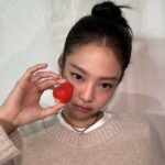Jennie Kim Instagram - 알수없는 딸기 셀카 두장 🍓
